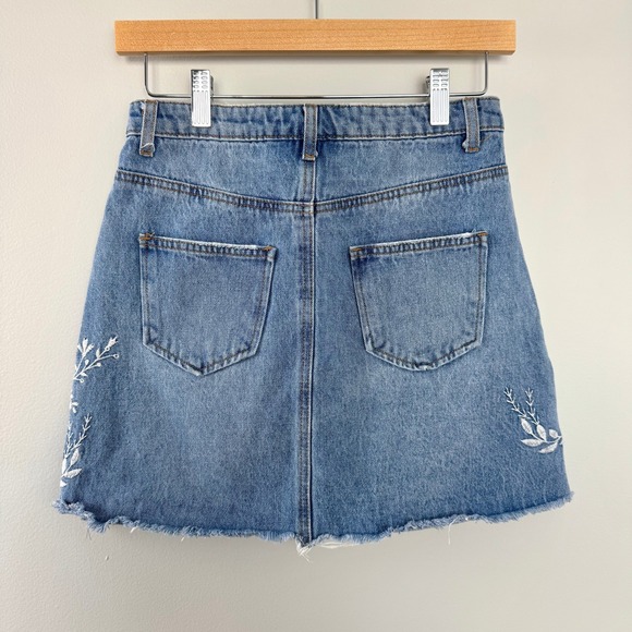 Denim‎ Co Light Wash Denim Mini Skirt White Floral Embroidery Raw Hem Sz 4 - Picture 7 of 14